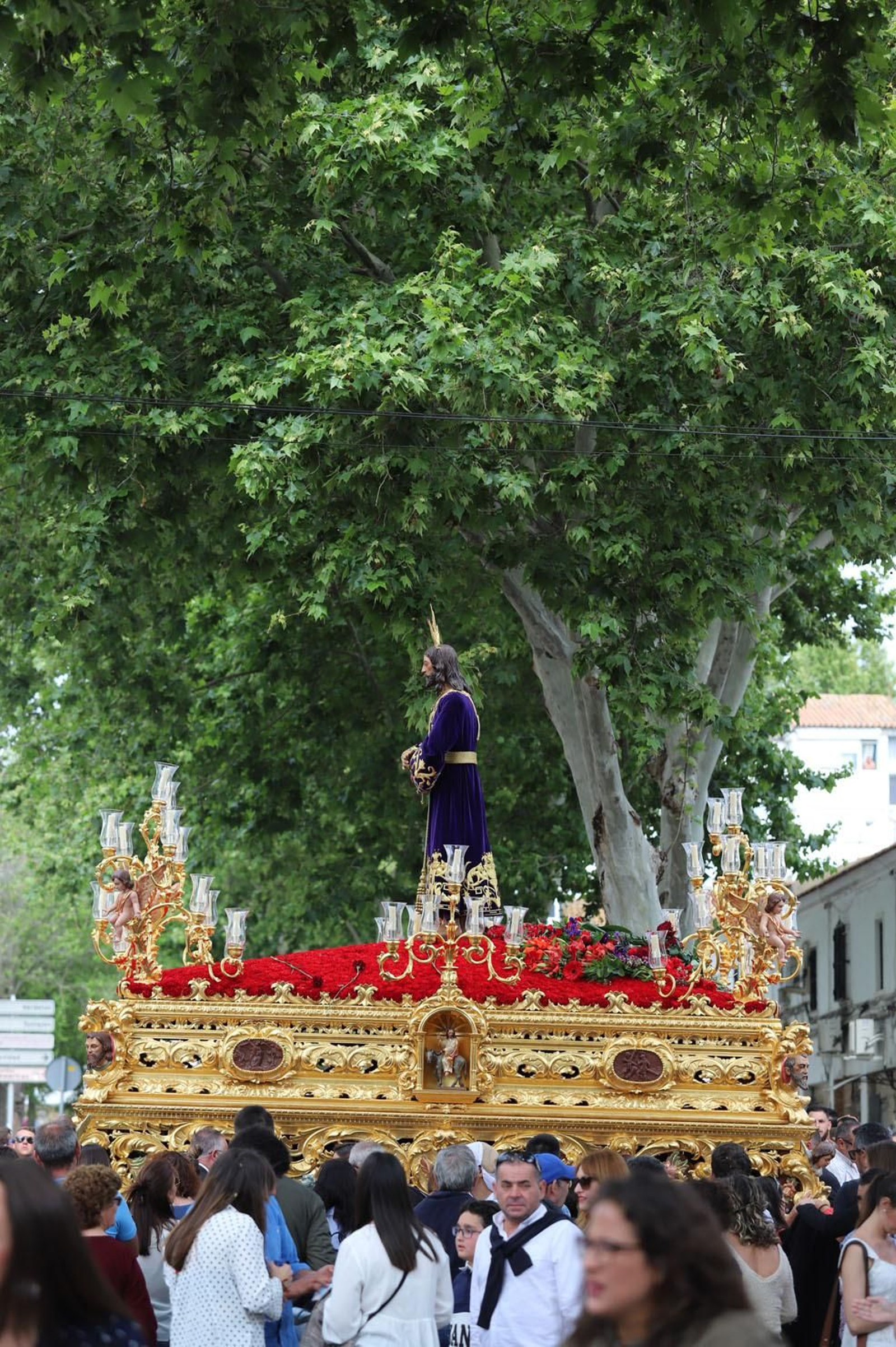 Imágenes del recorrido de la Hermandad del Cristo Cautivo de Huelva