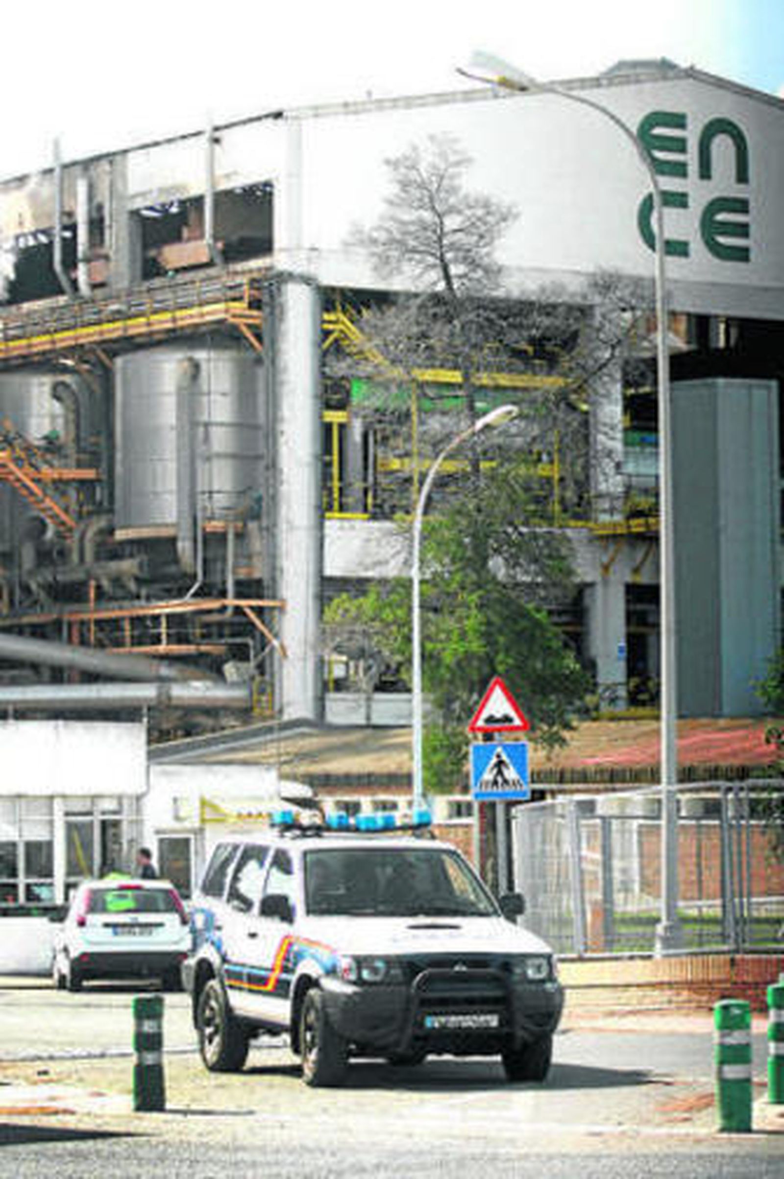 Un coche de la Policía, saliendo ayer de las instalaciones de Ence.