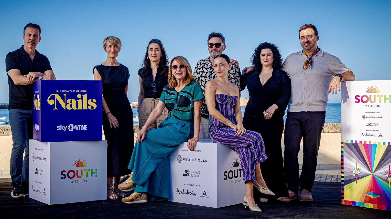 Actores y actrices de la serie ‘Nails’ posan en la playa de la Caleta junto a la directora y los productores.