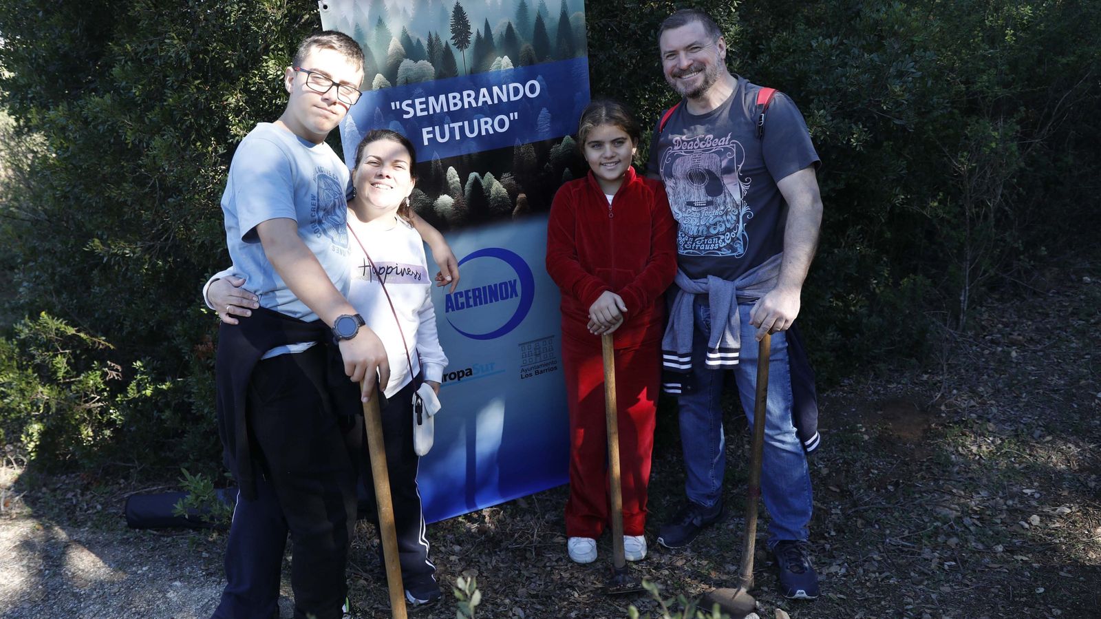 Jornada de reforestación en El Palancar por trabajadores de Acerinox, en imágenes
