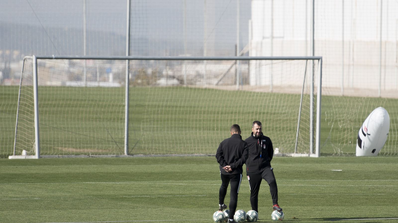 Diego Martínez conversa con Raúl Espínola en el entrenamiento de este jueves.