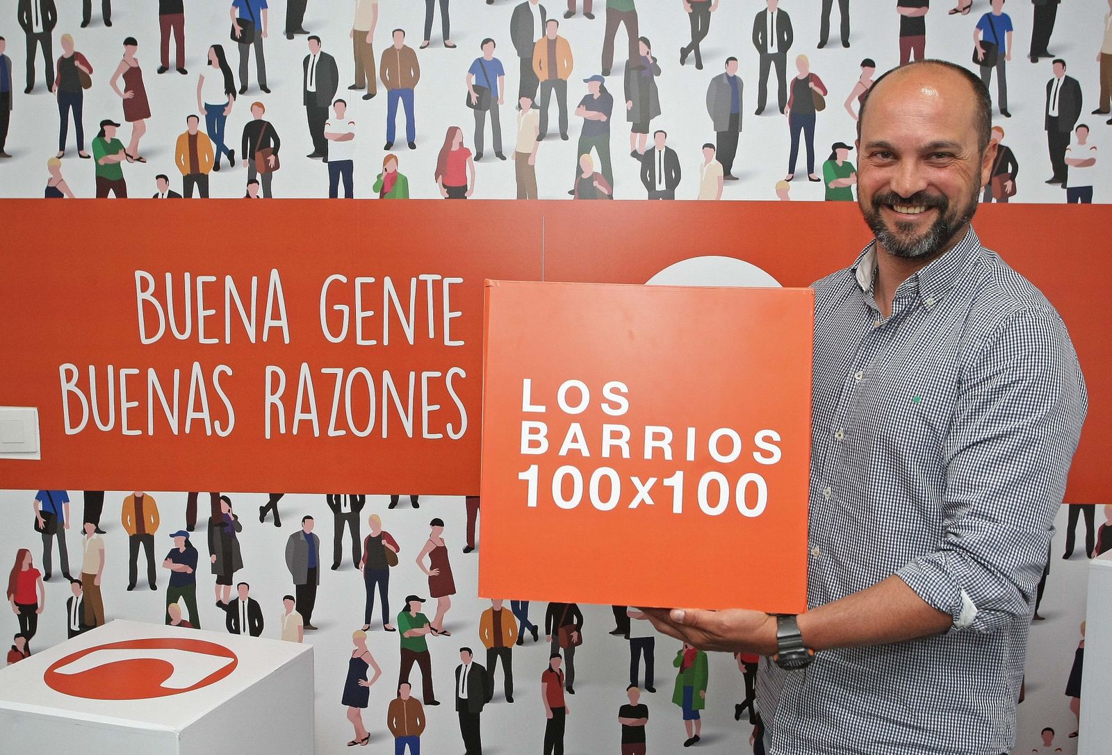 El candidato de Los Barrios 100x100, Miguel Alconchel, en la sede del nuevo partido en la localidad.