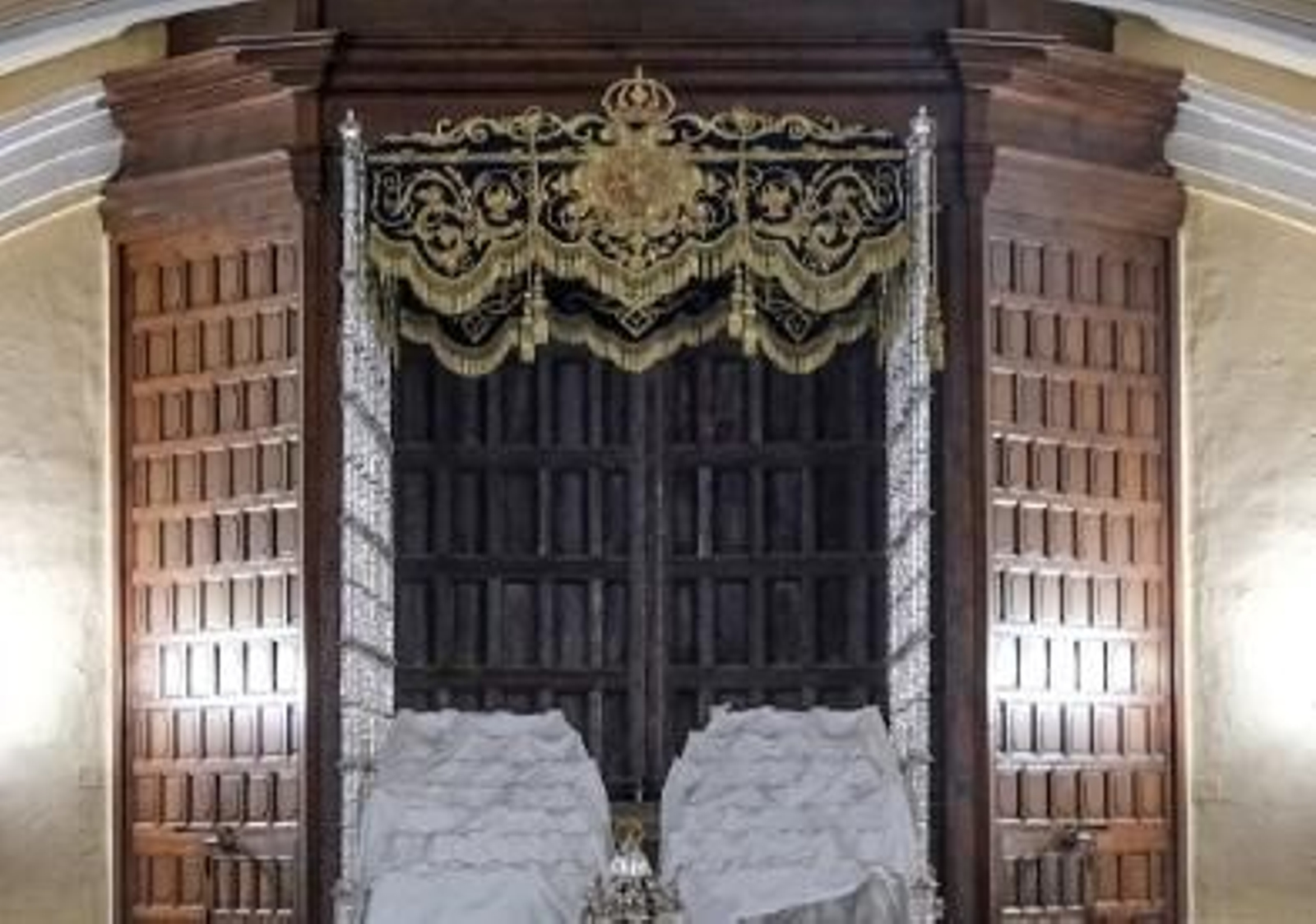 El palio de Ojeda en el interior de San Jacinto