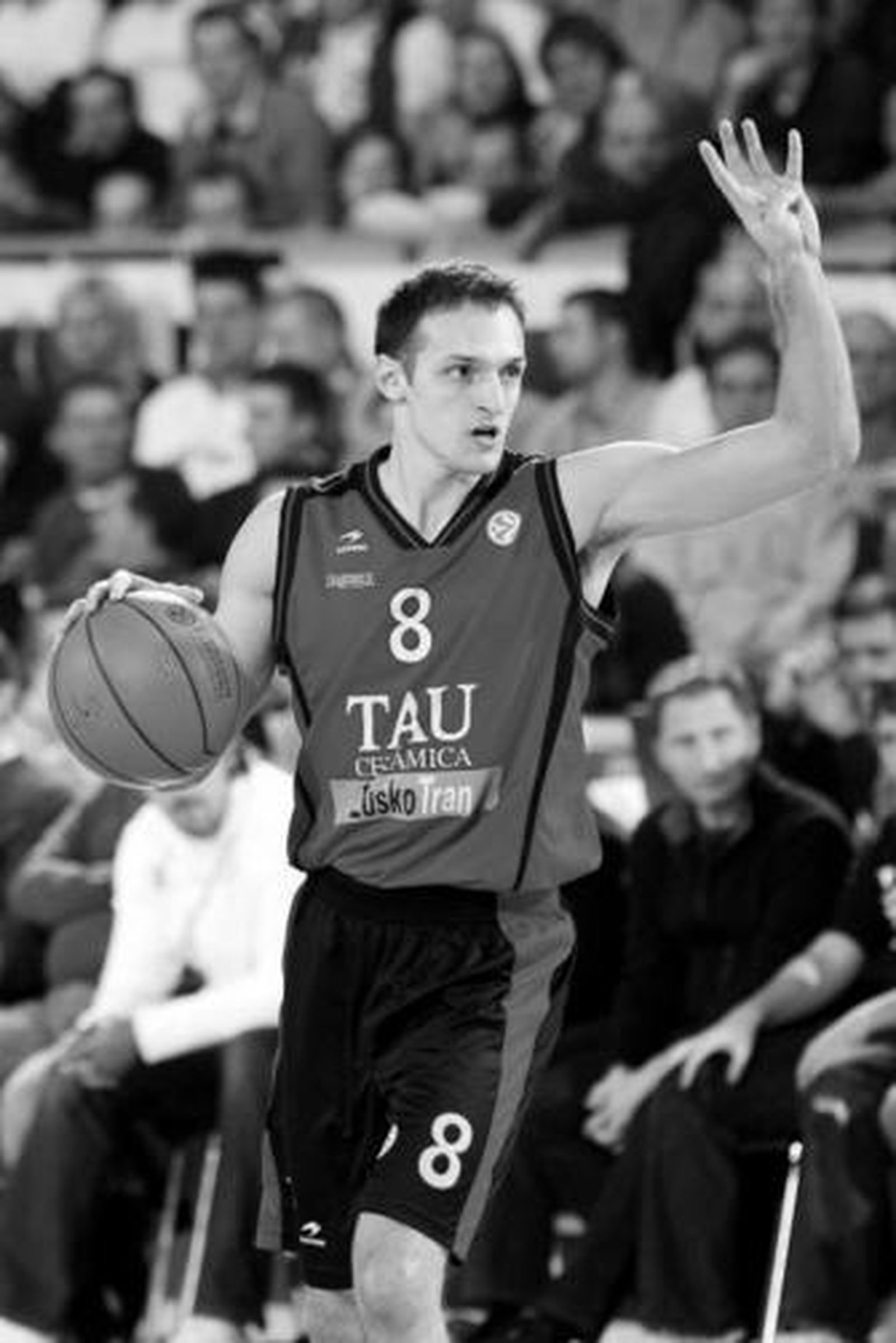 Igor Rakocevic marca una jugada durante un partido de Euroliga.