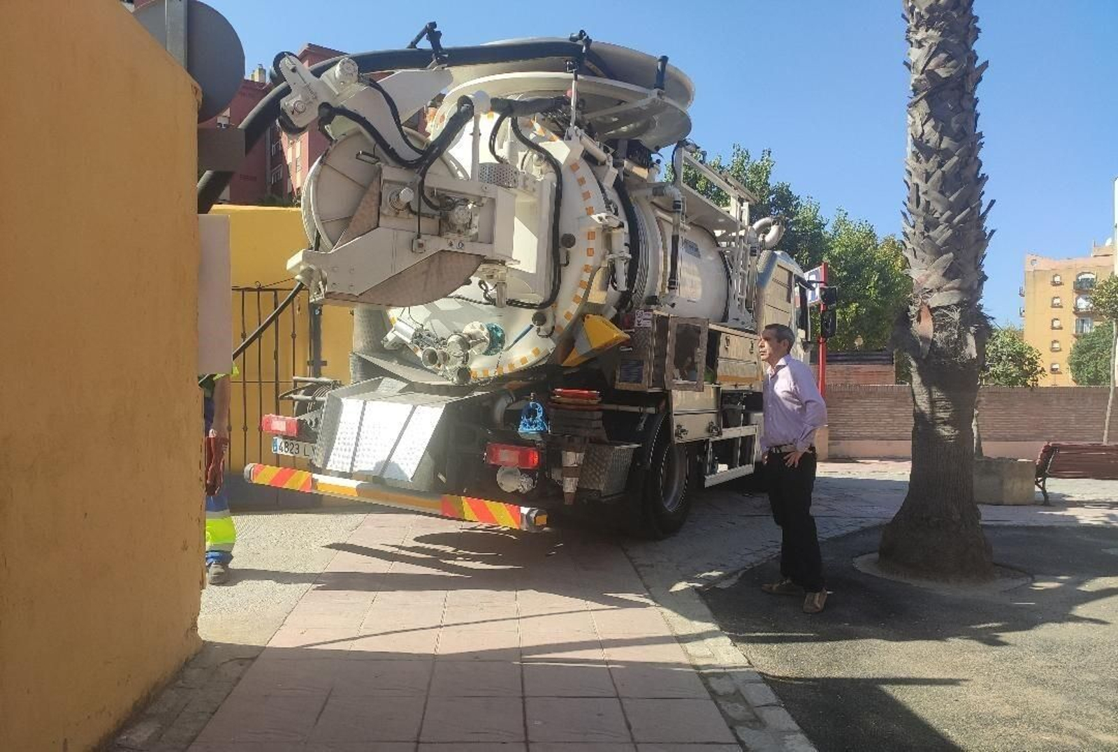 Un momento de la limpieza de los imbornales.