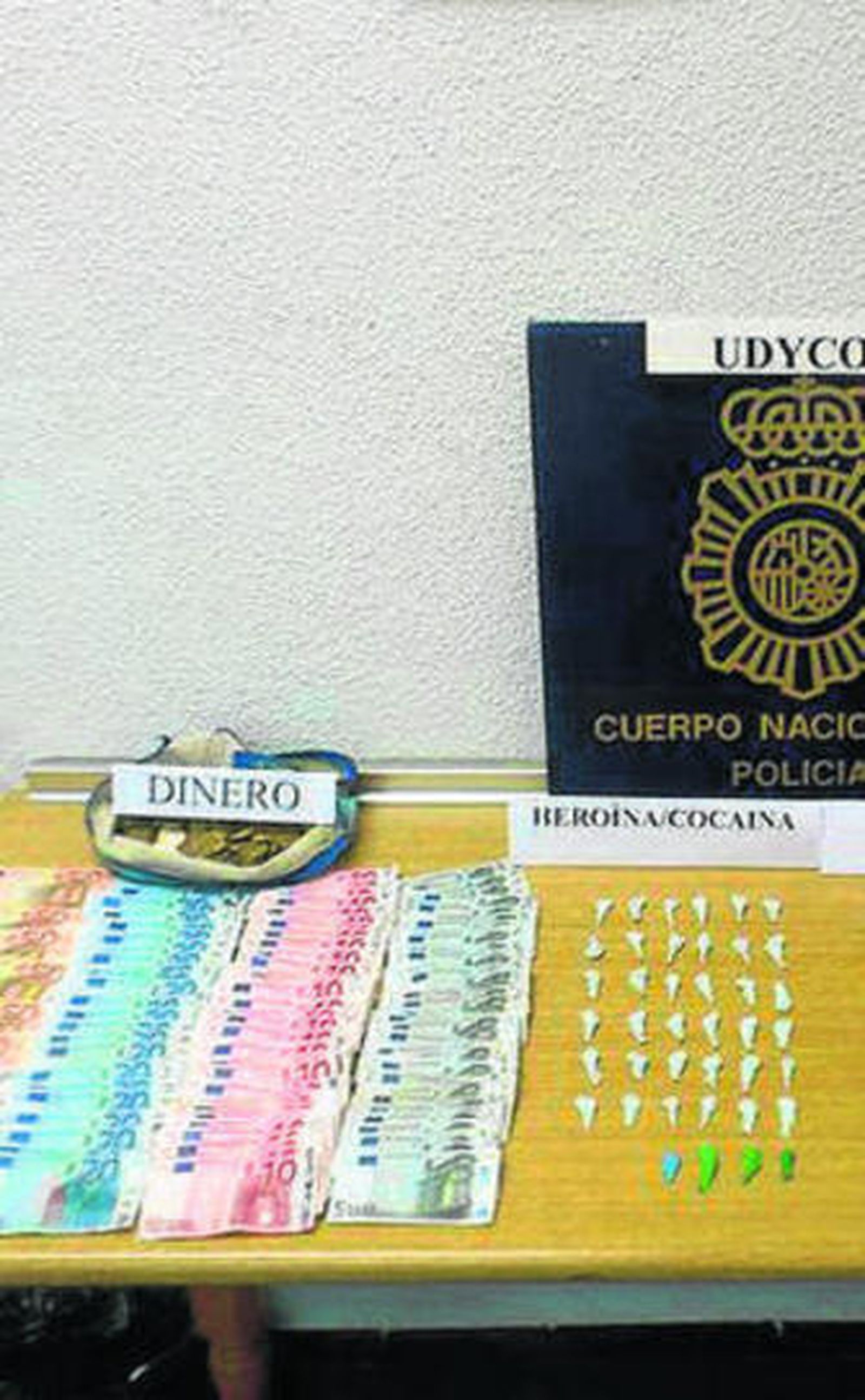 Droga y dinero intervenidos.