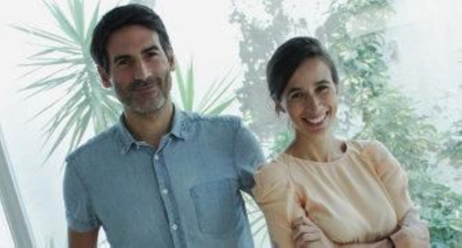 Juan José de la Cruz y María González, junto al proyecto premiado. / M. J. López