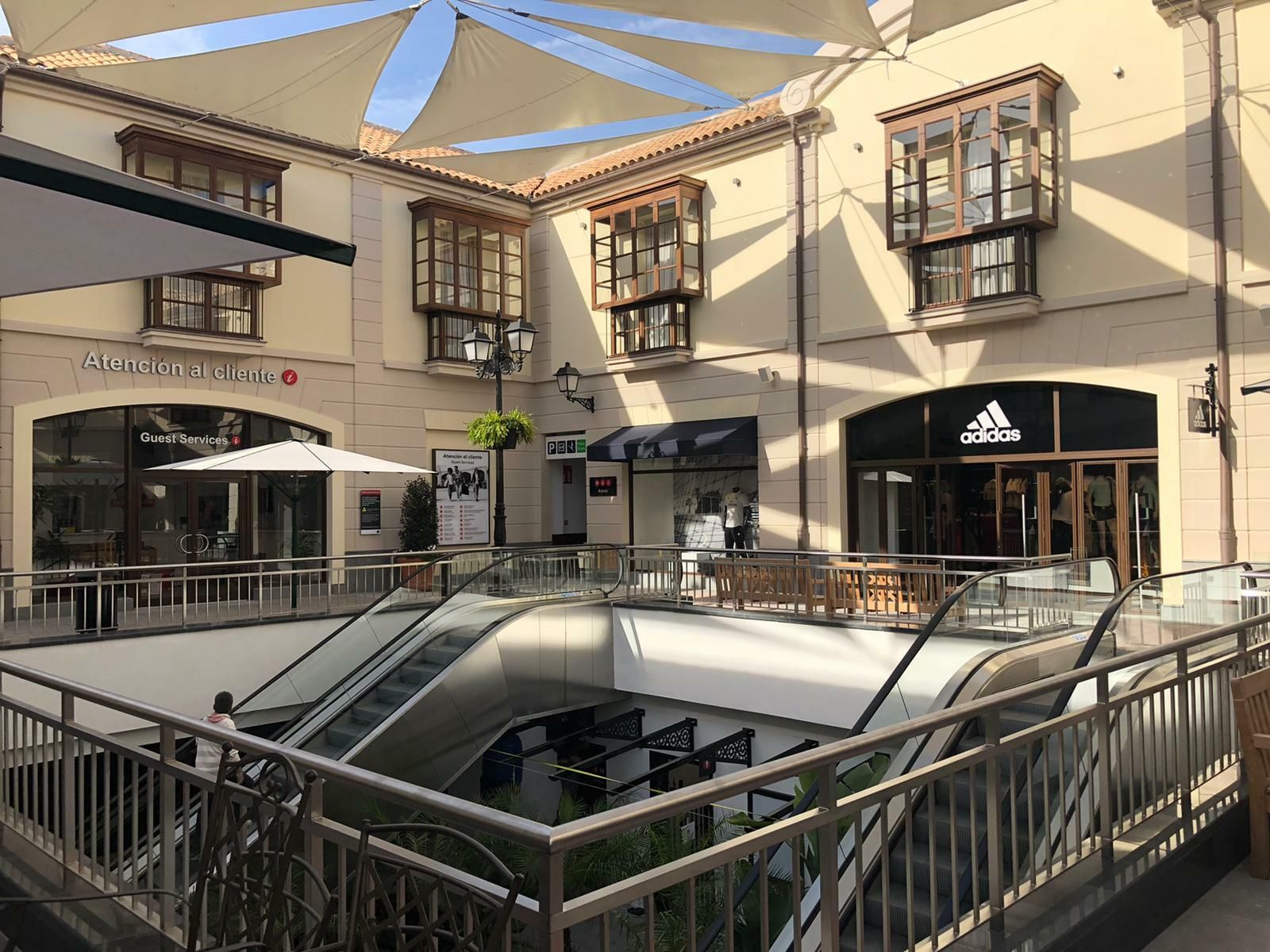 Fotos del 'outlet' del Plaza Mayor en Málaga