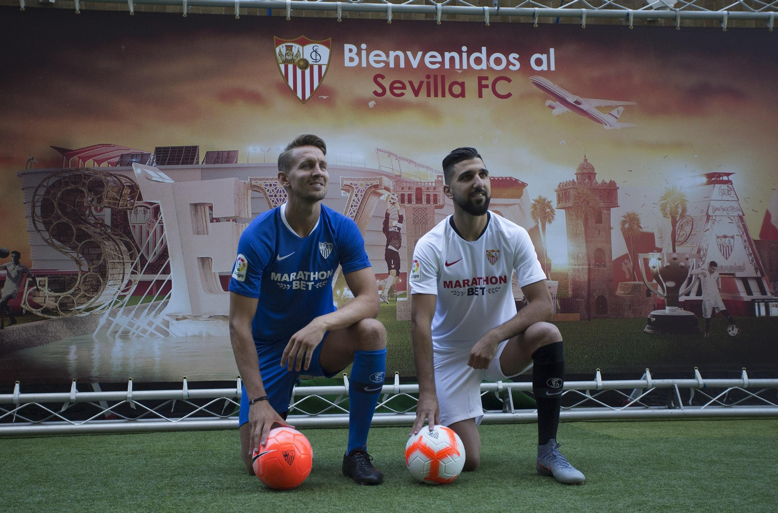 De Jong y Dabbur posan con sus nuevas camisetas sonrientes.