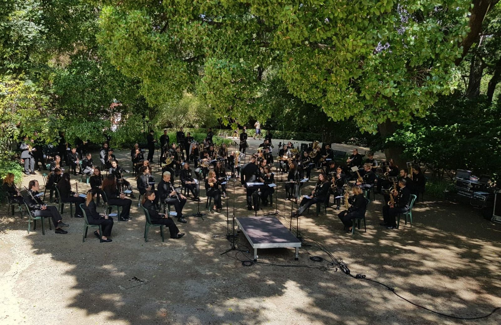 Una banda de música en el Jardín de la Concepción.
