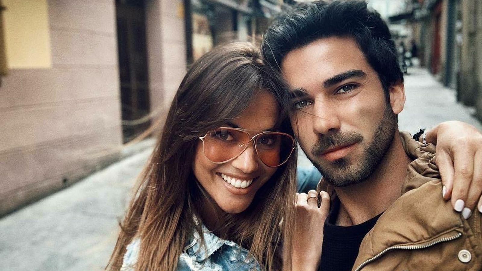 Lara y Bosco Álvarez, en la famosa foto que ha hecho popular a él.