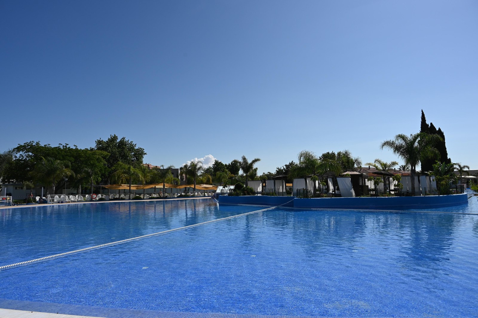 Apertura de piscinas en Arena Village