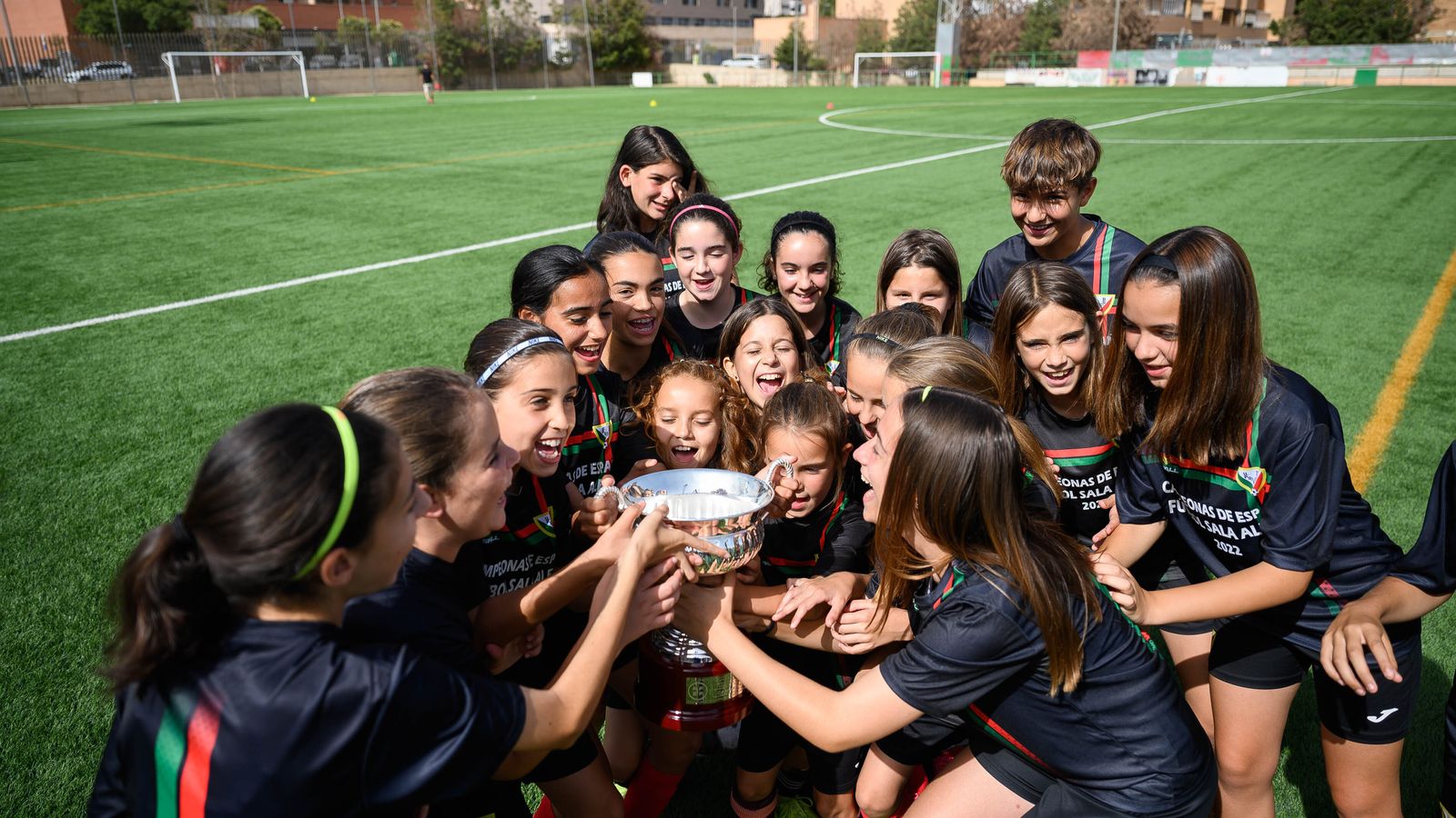 Las jugadoras levantan la copa.