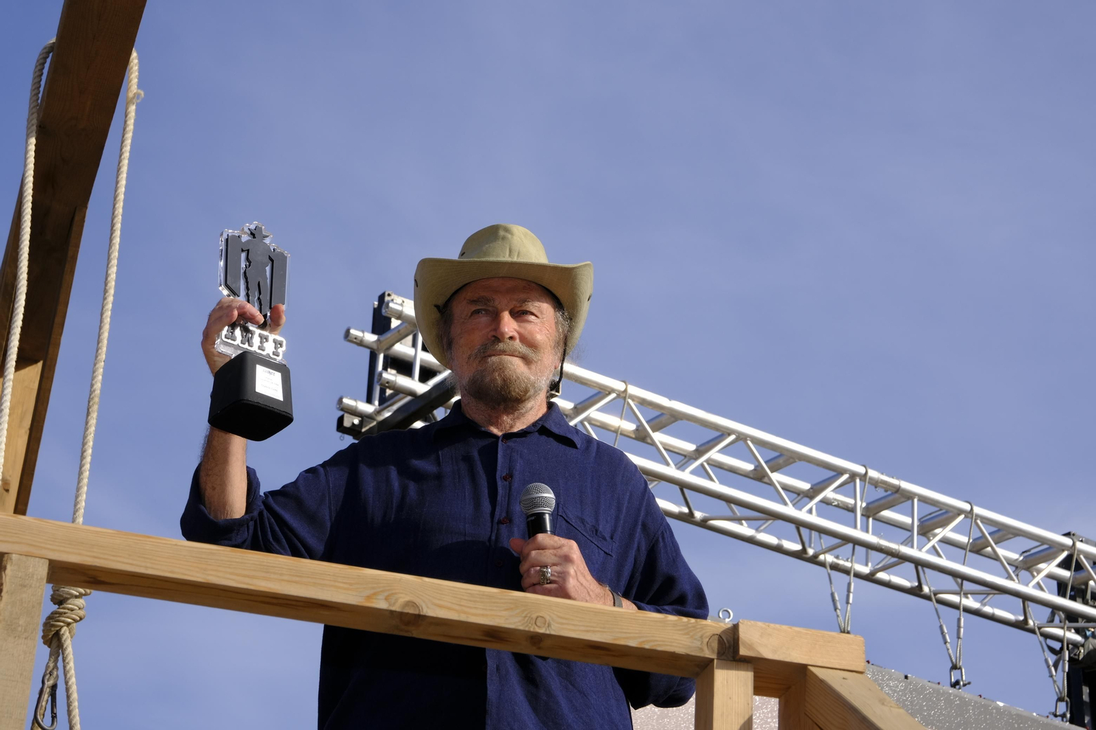 Franco Nero posa con su premio y recordó las cinco películas que rodó en tierras almerienses.