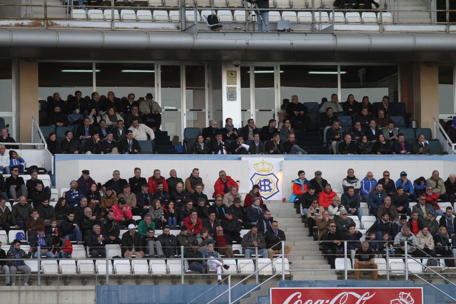 El palco del Nuevo Colombino, con el alcalde Gabriel Cruz y el presidente Manolo Zambrano a la cabeza, en un encuentro del presente ejercicio.