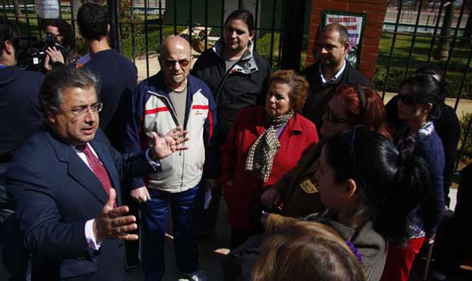 Zoido pide a Monteseirín que resuelva "en 24 horas" el cierre del parque de Bellavista