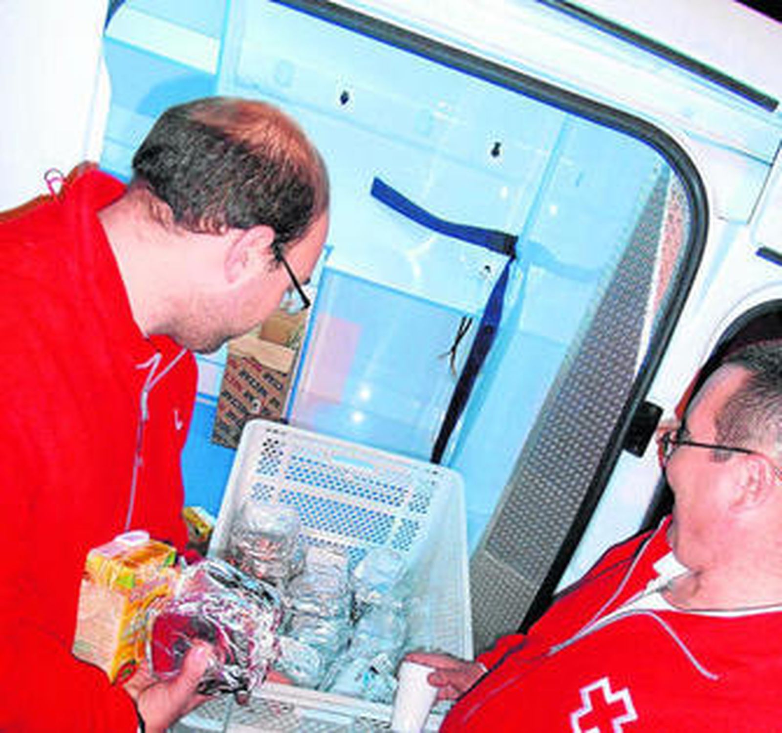 Imagen de una UES de la Cruz Roja antes de repartir los alimentos y las bebidas.