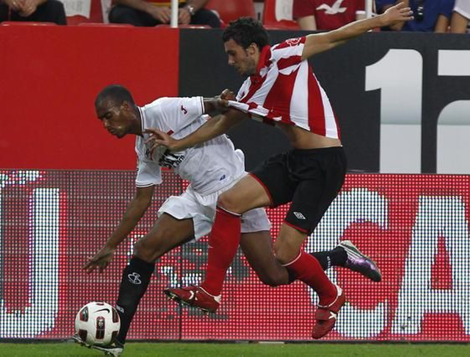 El Sevilla vence 4-3 al Athletic de Bilbao en el Sánchez Pizjuán con dos goles de Luis Fabiano y dos de Kanoute de penalti. / Antonio Pizarro
