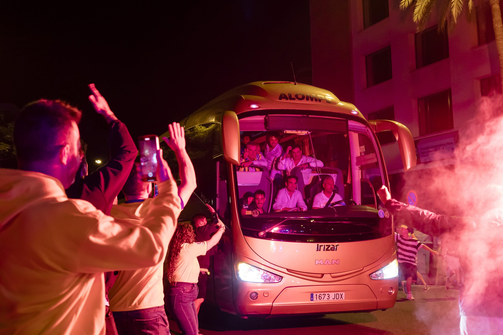 Las imágenes de la afición del Cádiz C.F. celebrando la permanencia en la fuente más cadista