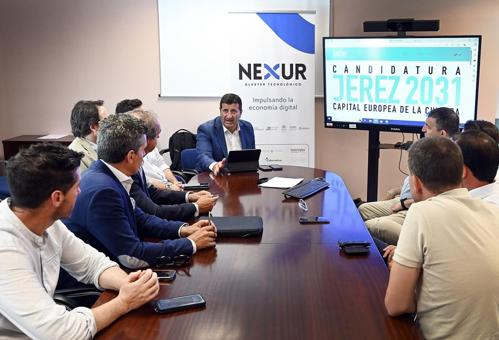 El delegado de Transformación Digital junto a miembros del Clúster Tecnológico Nexur El delegado de Transformación Digital junto a miembros del Clúster Tecnológico Nexur