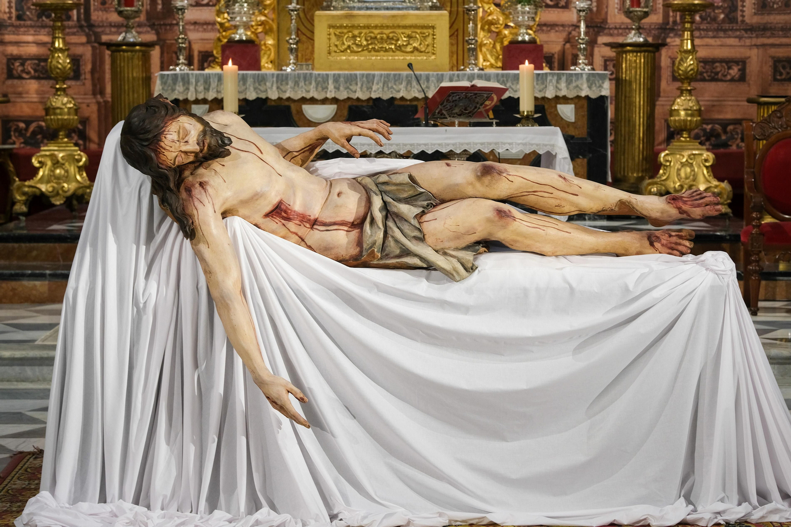 Cristo Yacente, obra de Pedro Roldán de la parroquia del Sagrario expuesto tras su restauración