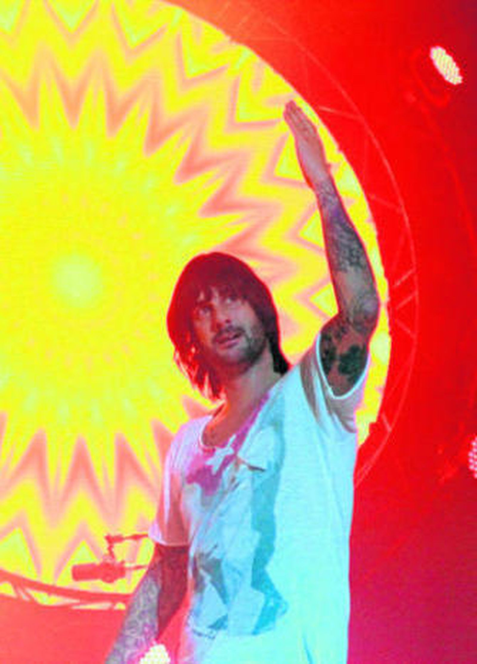 Melendi saluda al público durante su actuación de anoche en Las Palomas.