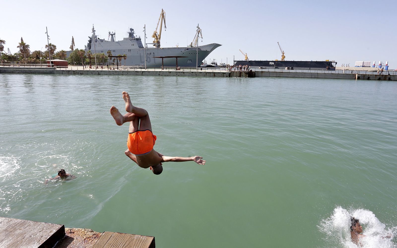 Las imágenes de la llegada del 'Juan Carlos I' al astillero de Cádiz