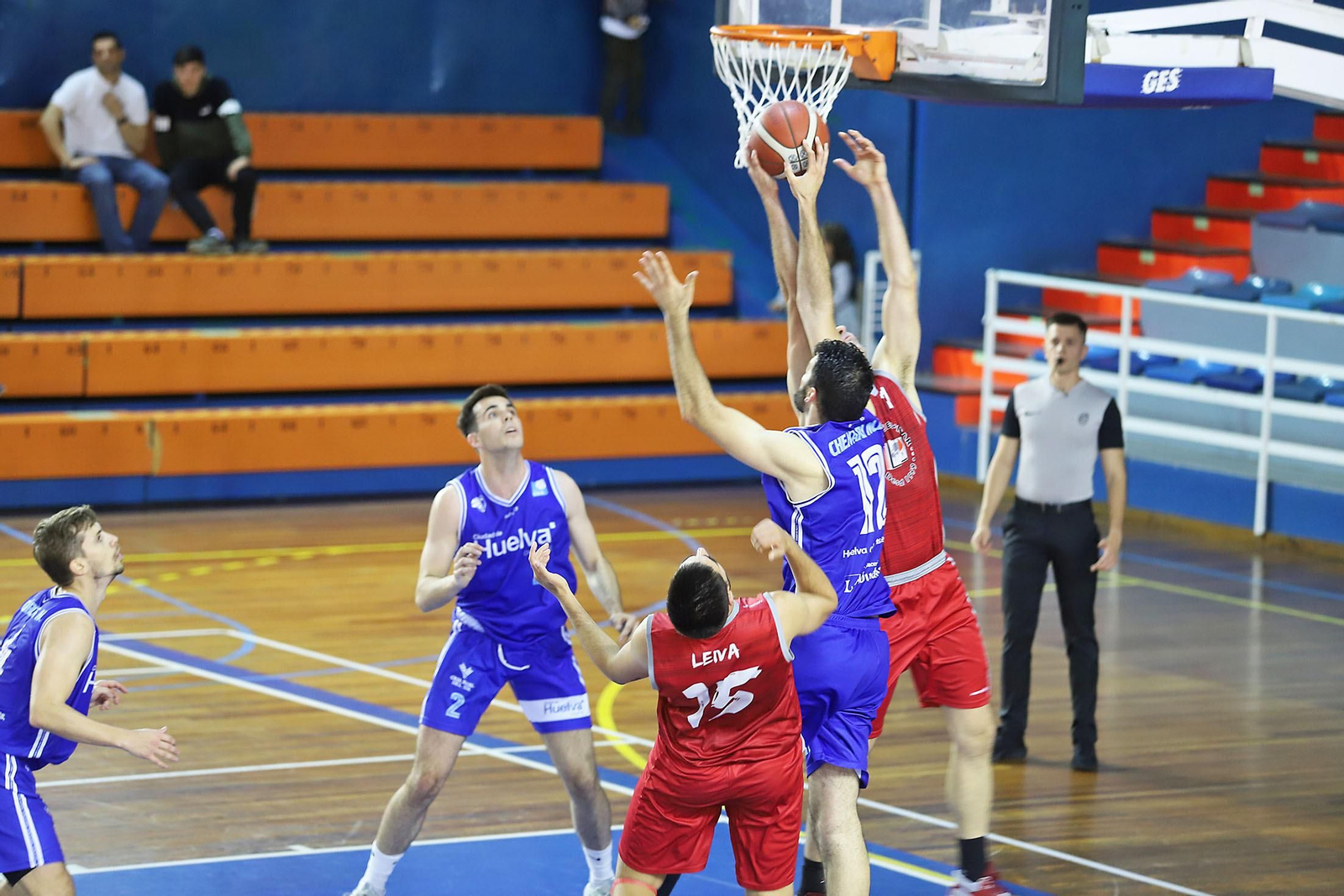 Imágenes del partido de baloncesto entre el Ciudad de Huelva y el Colegio El Pinar.