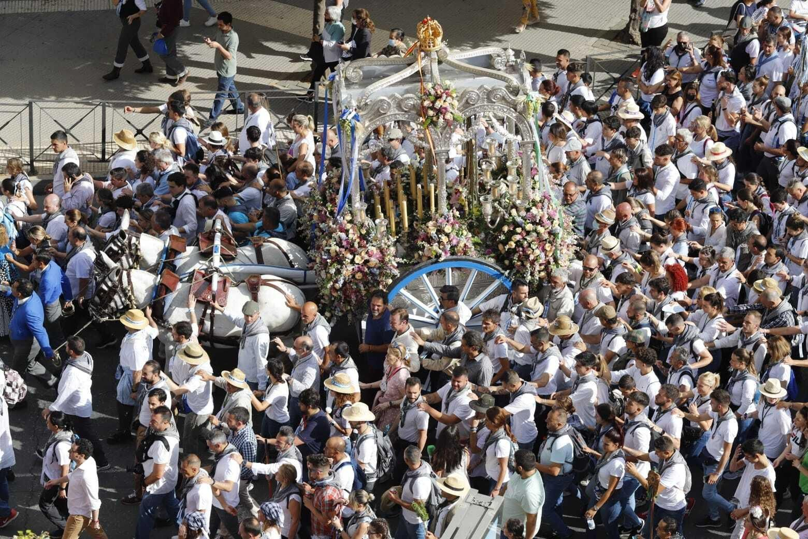Las primeras imágenes de la Hermandad del Rocío de Huelva por las calles de la capital