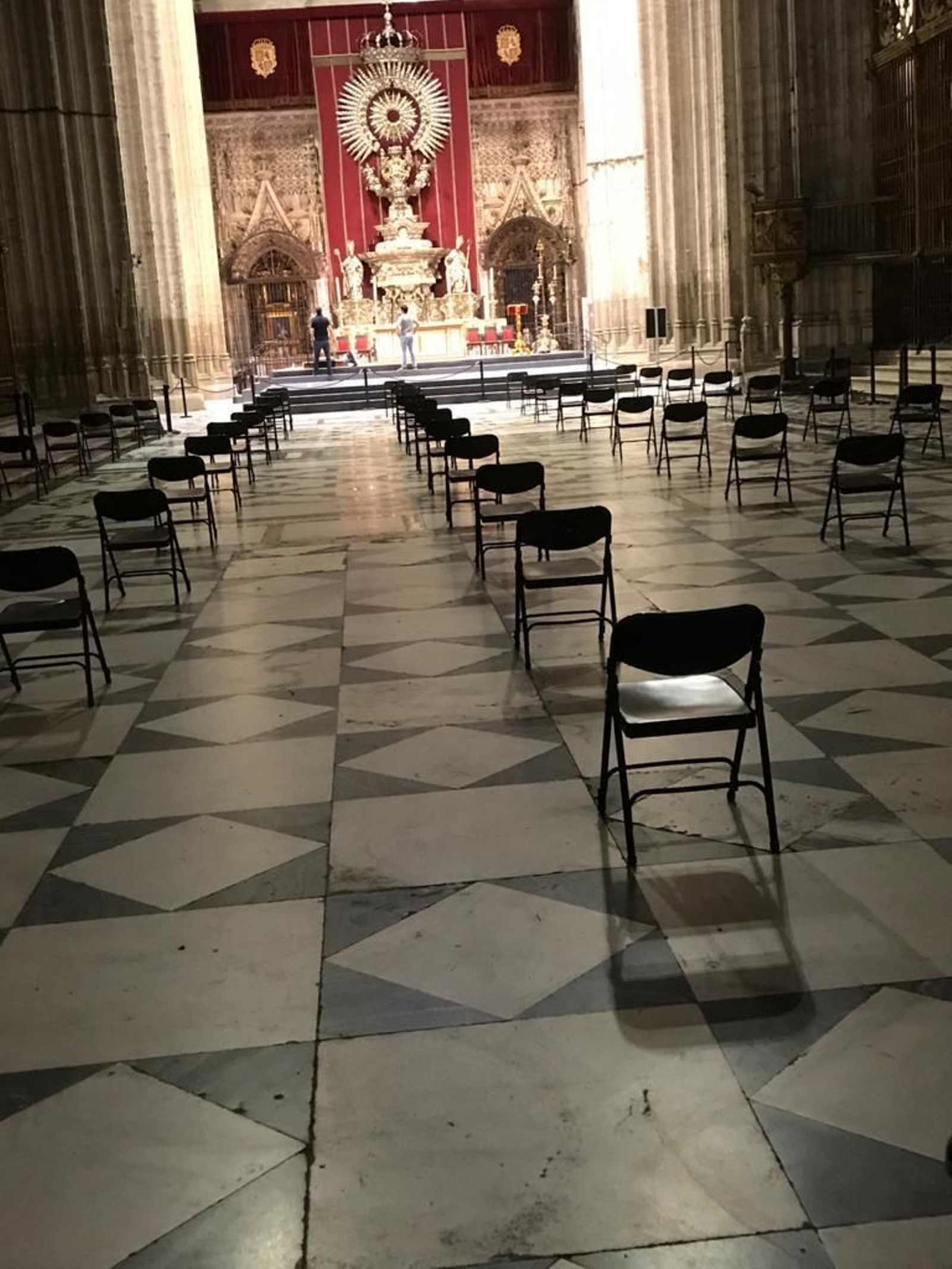 Cinco hileras de sillas suplen a los bancos delante del altar del Jubileo.