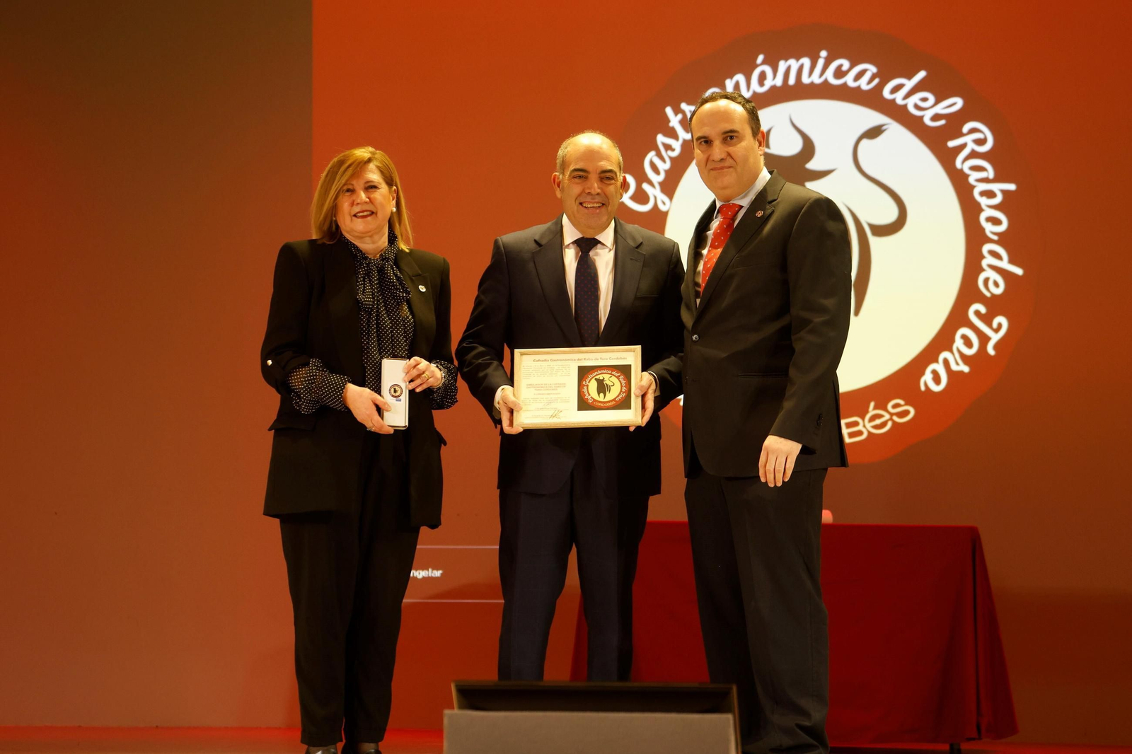 El Cordobés, cofrade de honor de la Cofradía Gastronómica del Rabo de Toro