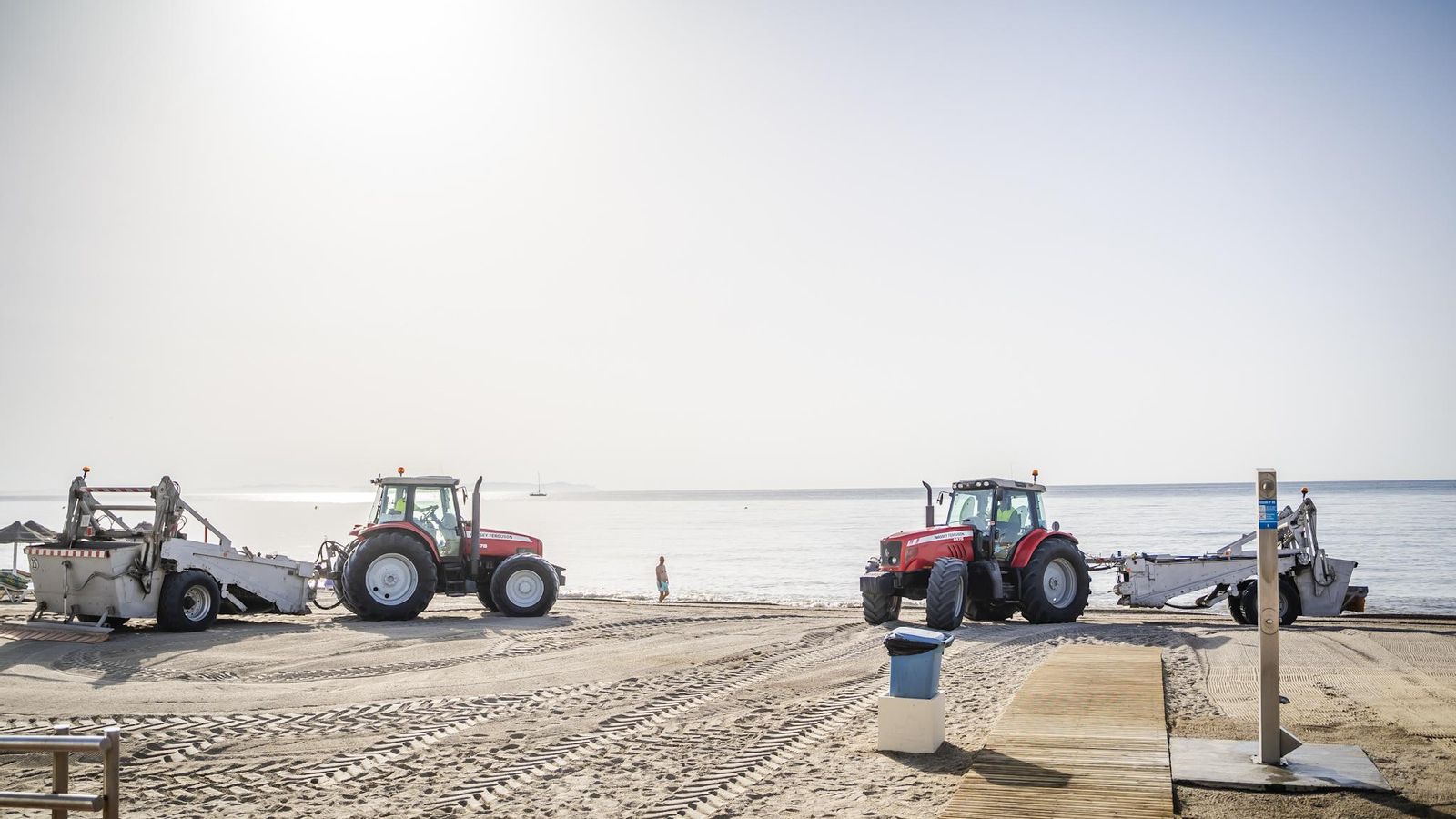 La limpieza de las playas copa una parte importante del dispositivo puesto en marcha.