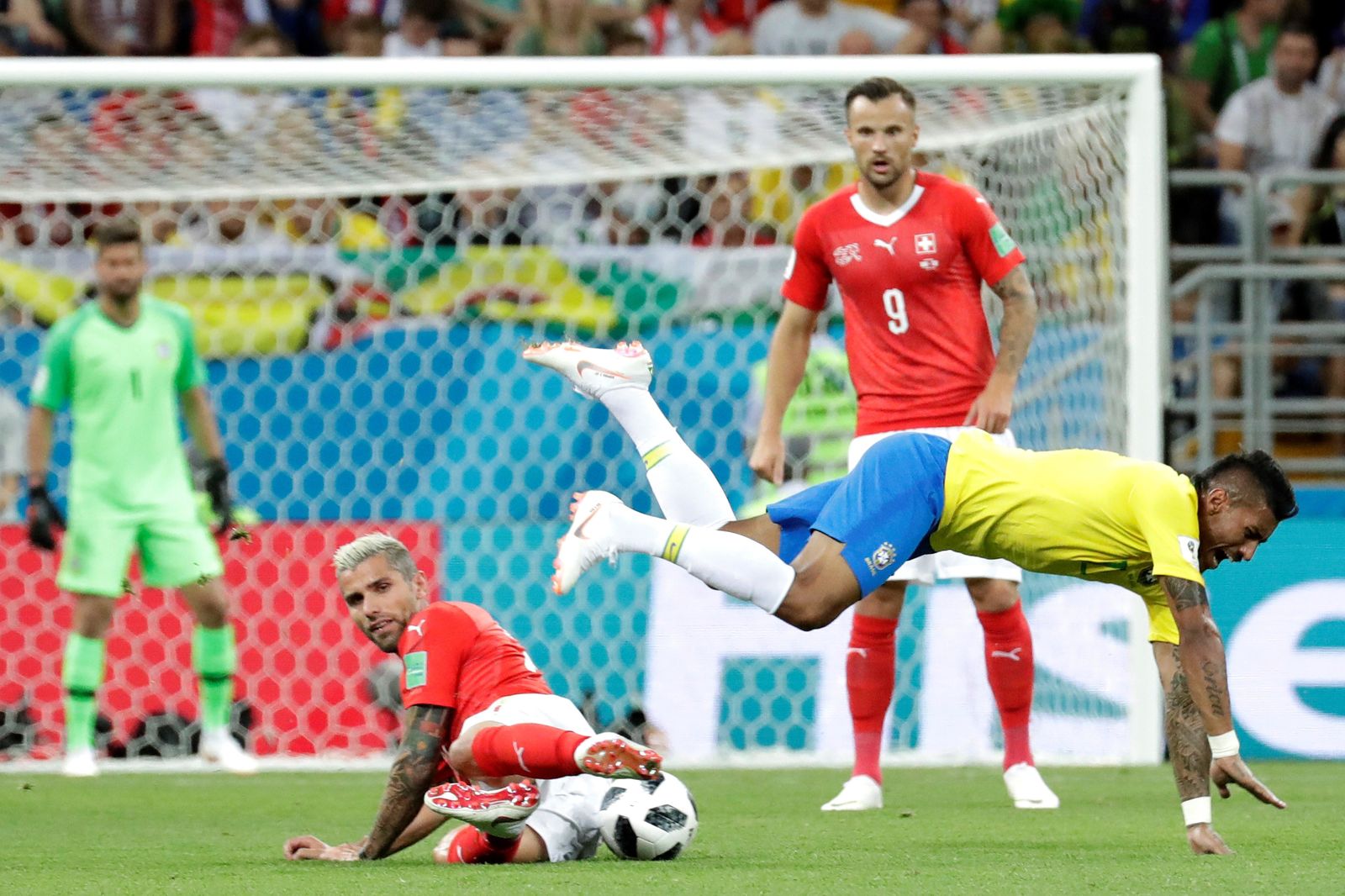 Paulinho cae en un lance del partido.