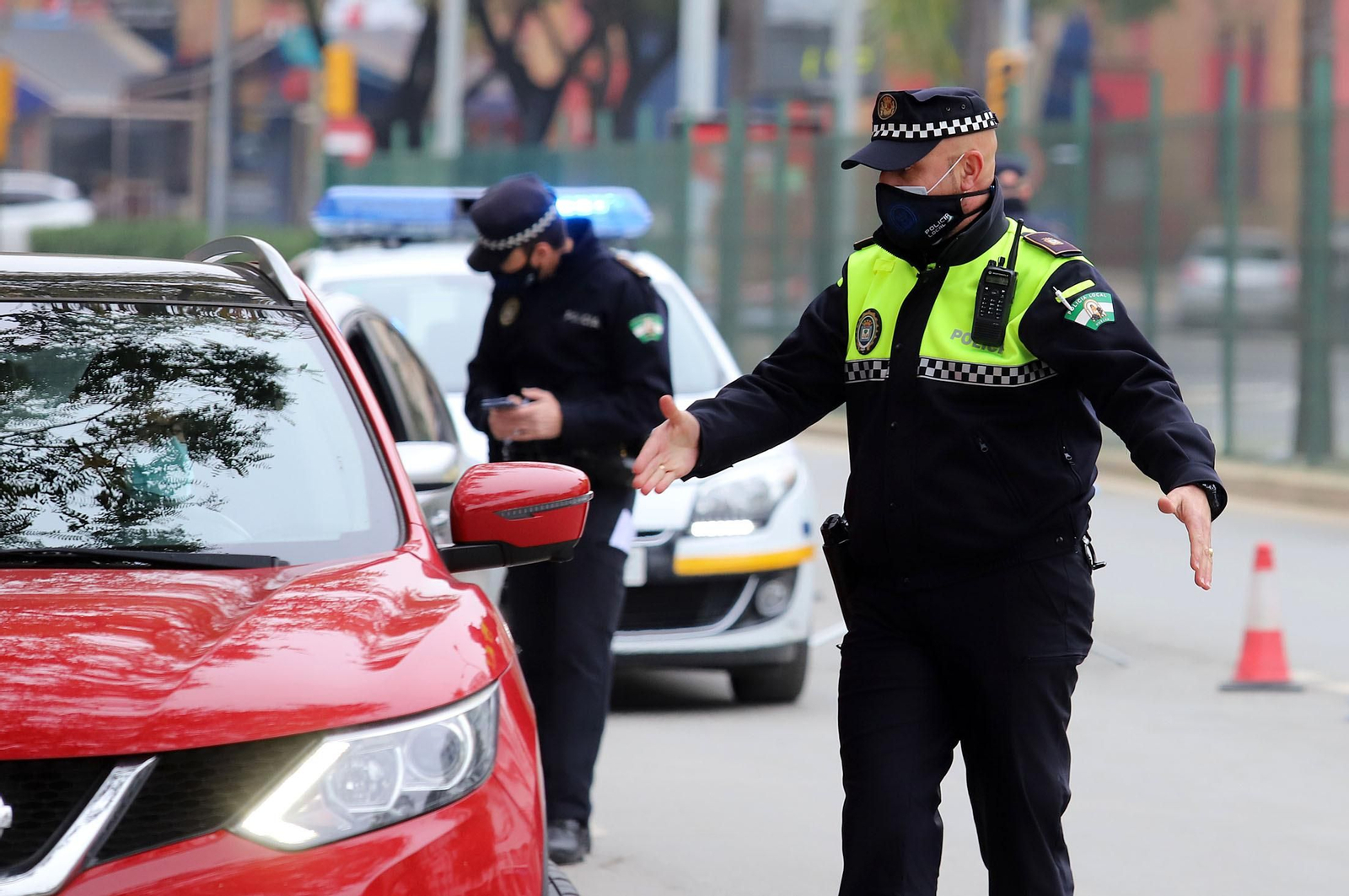 Imágenes del control de la Policía Local en la avenida Costa de la Luz