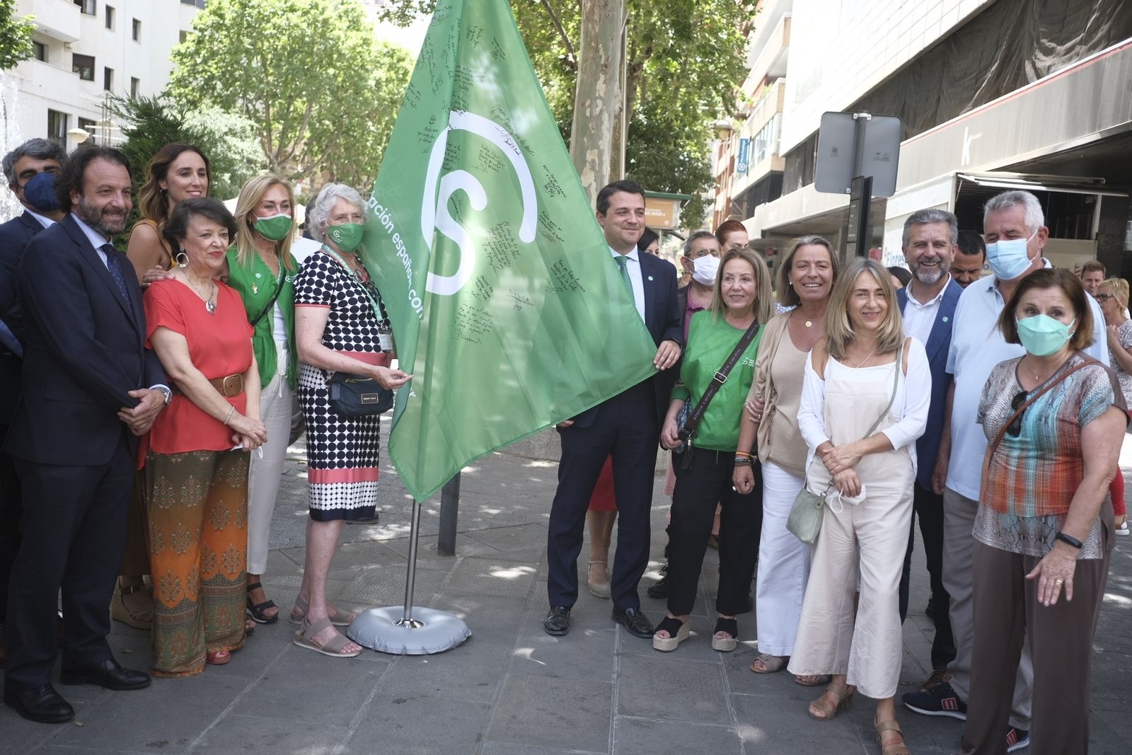 Asistentes a la alzada de bandera.