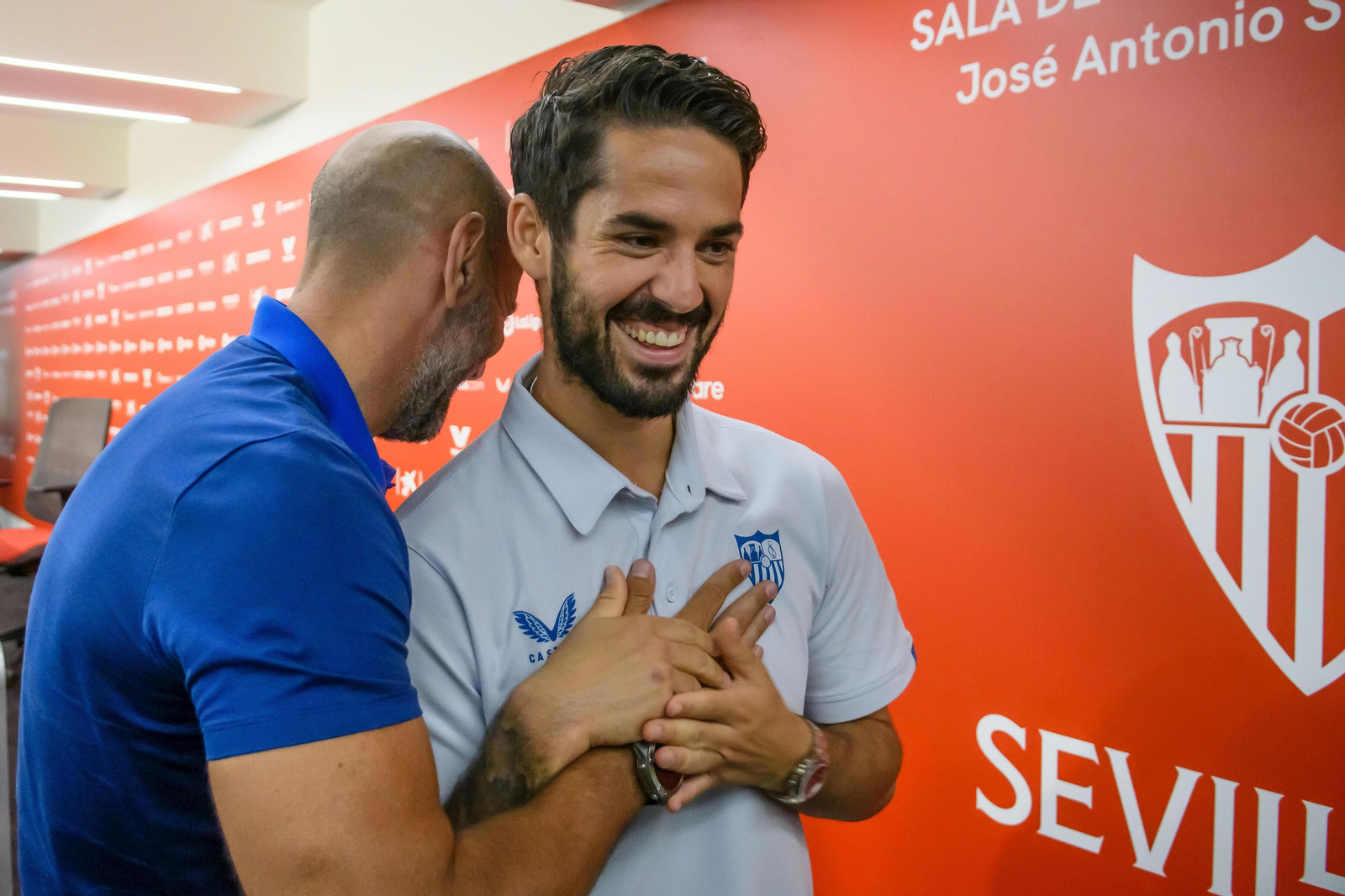 Monchi e Isco, el tercer fichaje, bromean en la presentación del malagueño.