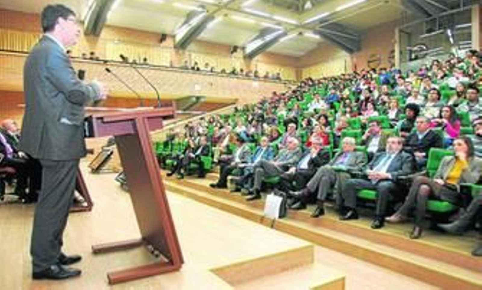 El vicepresidente de la Junta de Andalucía, Diego Valderas, en el Auditorio de la Universidad de Almería.