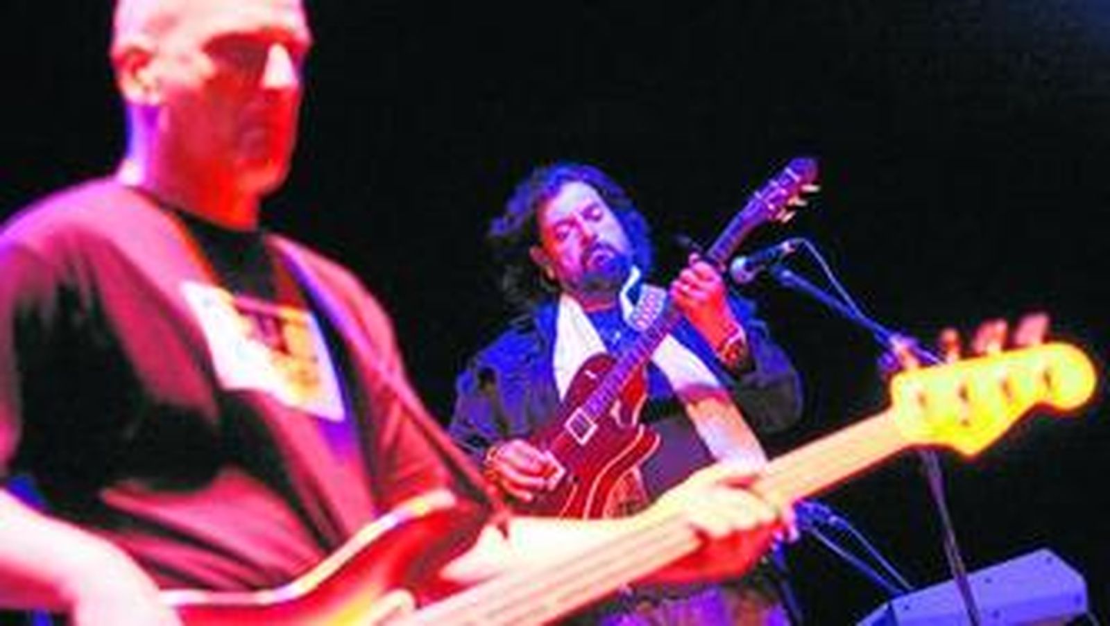 En primer plano, el bajo que acompañaba a Alan Parsons junto al músico británico durante la actuación que ofreció anoche en Gibraltar.