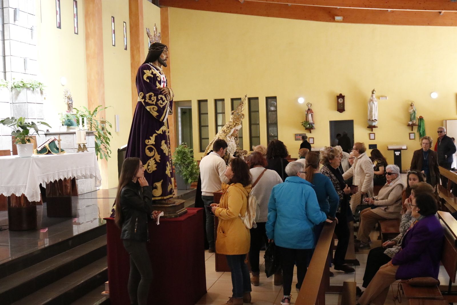 Una mujer reza ante la talla del Medinaceli de La Línea.