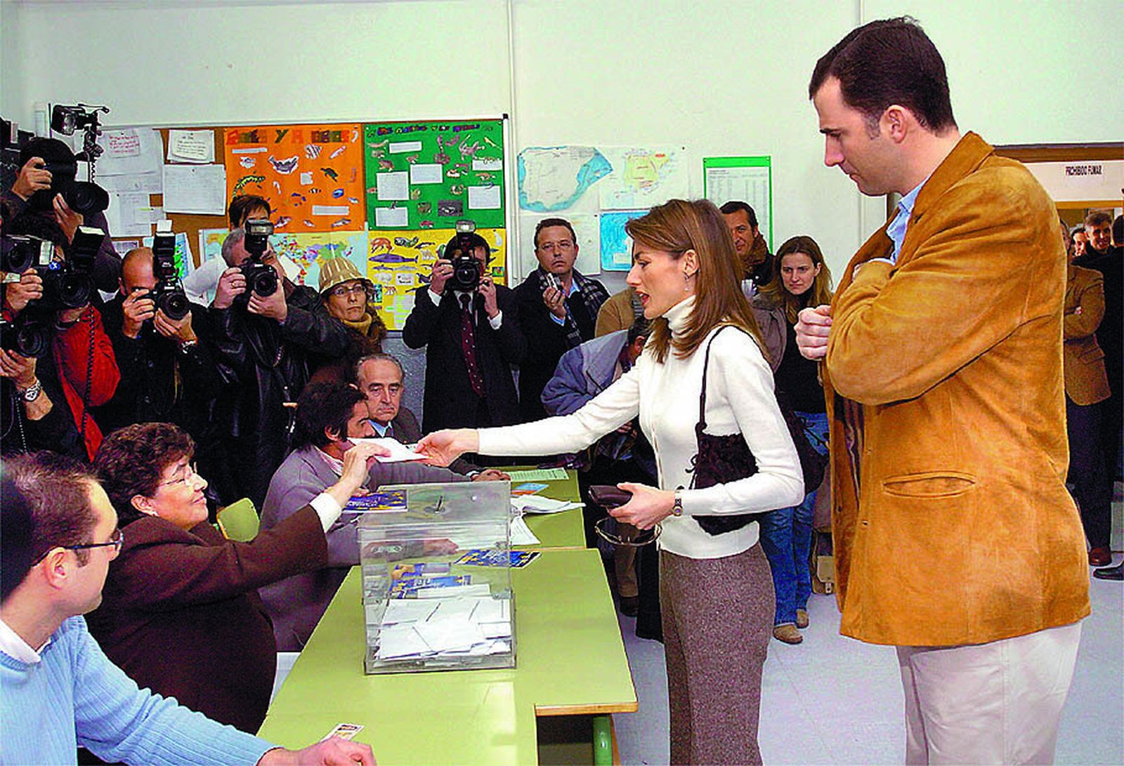 Los Reyes pueden votar en las elecciones, pero no ser candidatos. En la imagen,  Don Felipe y Doña Letizia, siendo príncipes, votaban en el referéndum para la Constitución Europea de 2005.