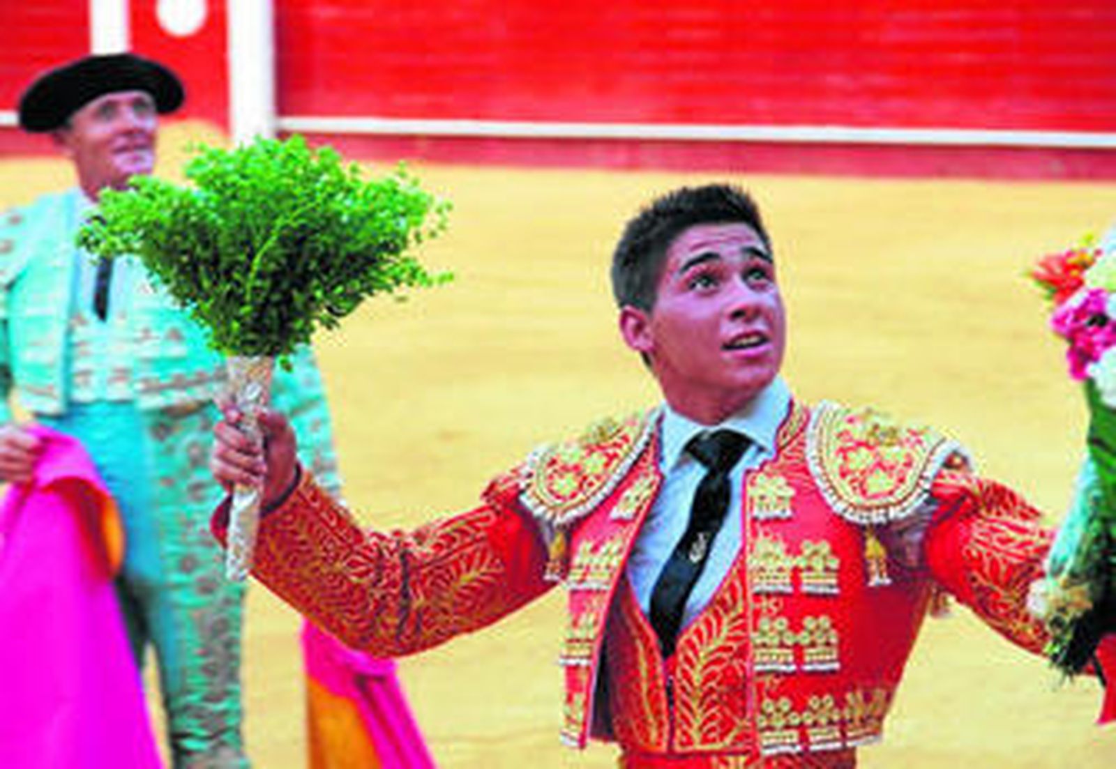 El novillero dando la vuelta al ruedo en un festejo.