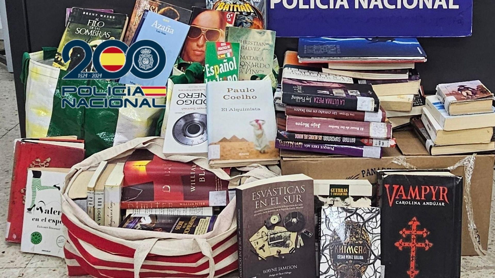 Libros recuperados por la Policía Nacional.