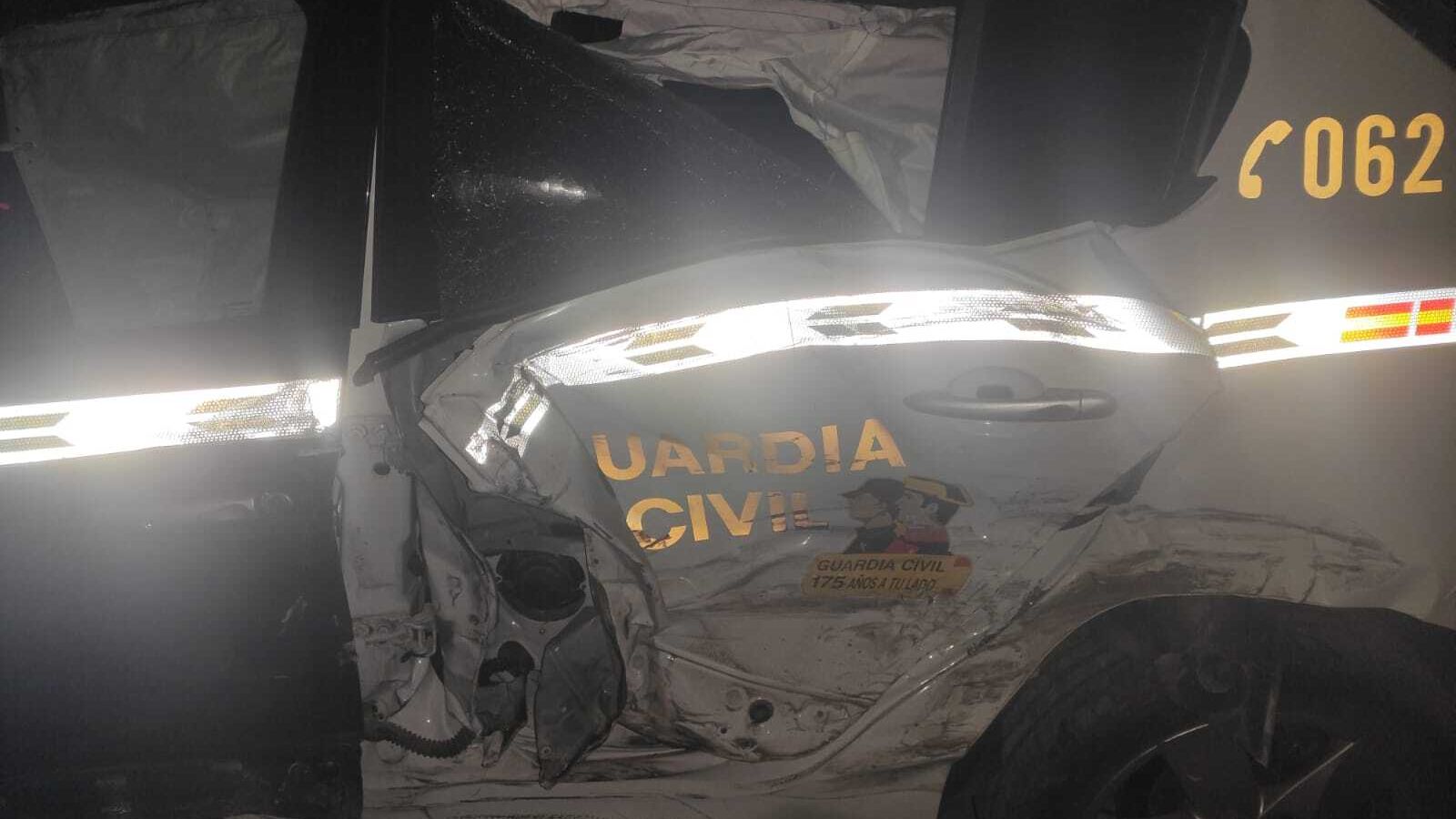 Vehículo de la Guardia Civil embestido