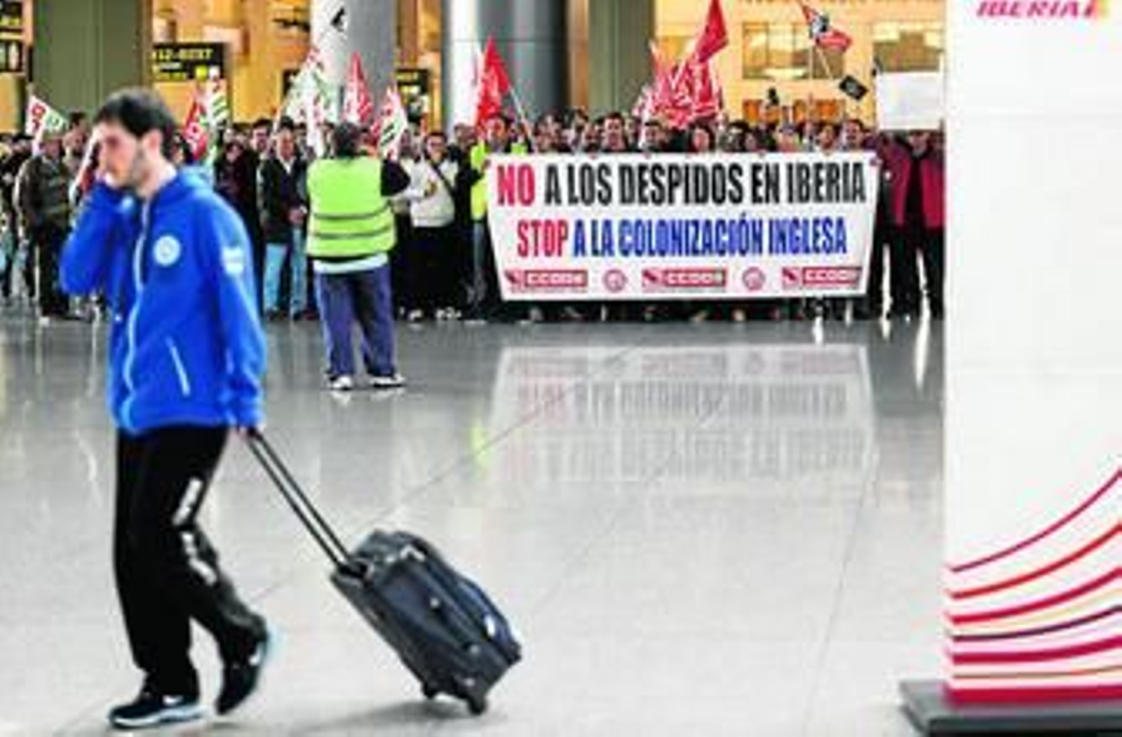Concentración de trabajadores en el aeropuerto de Málaga.
