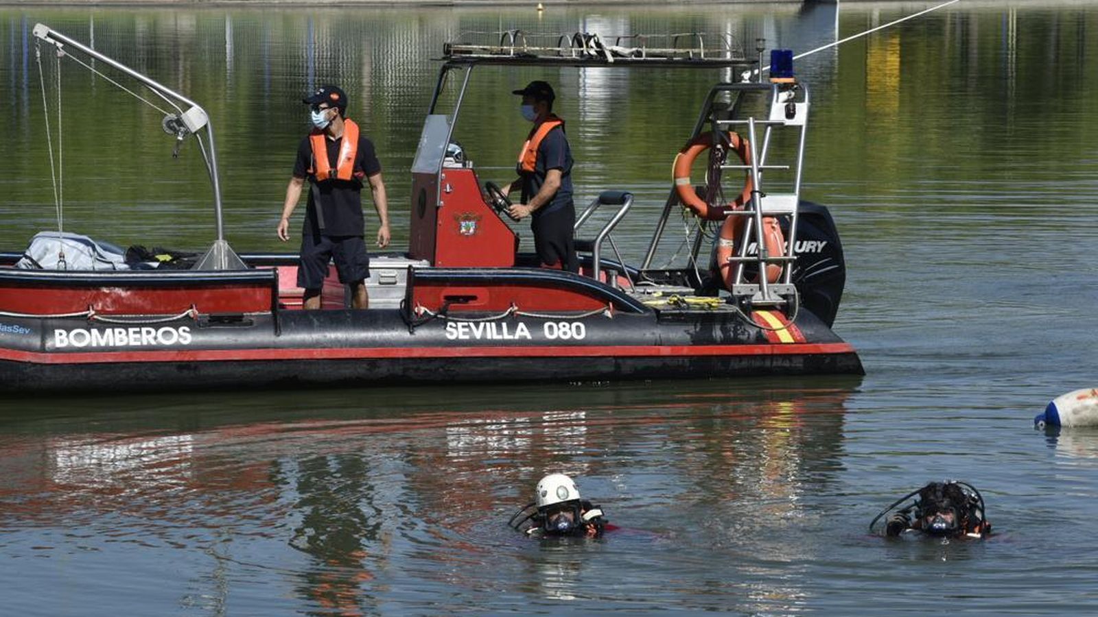 La Unidad Subacuática de los Bomberos trabaja en el río, este lunes.