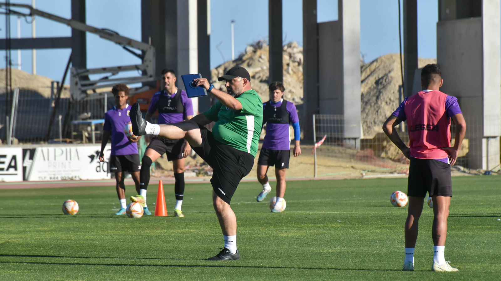 Fotos del primer entrenamiento de Víctor Basadre nuevo entrenador de la Balona