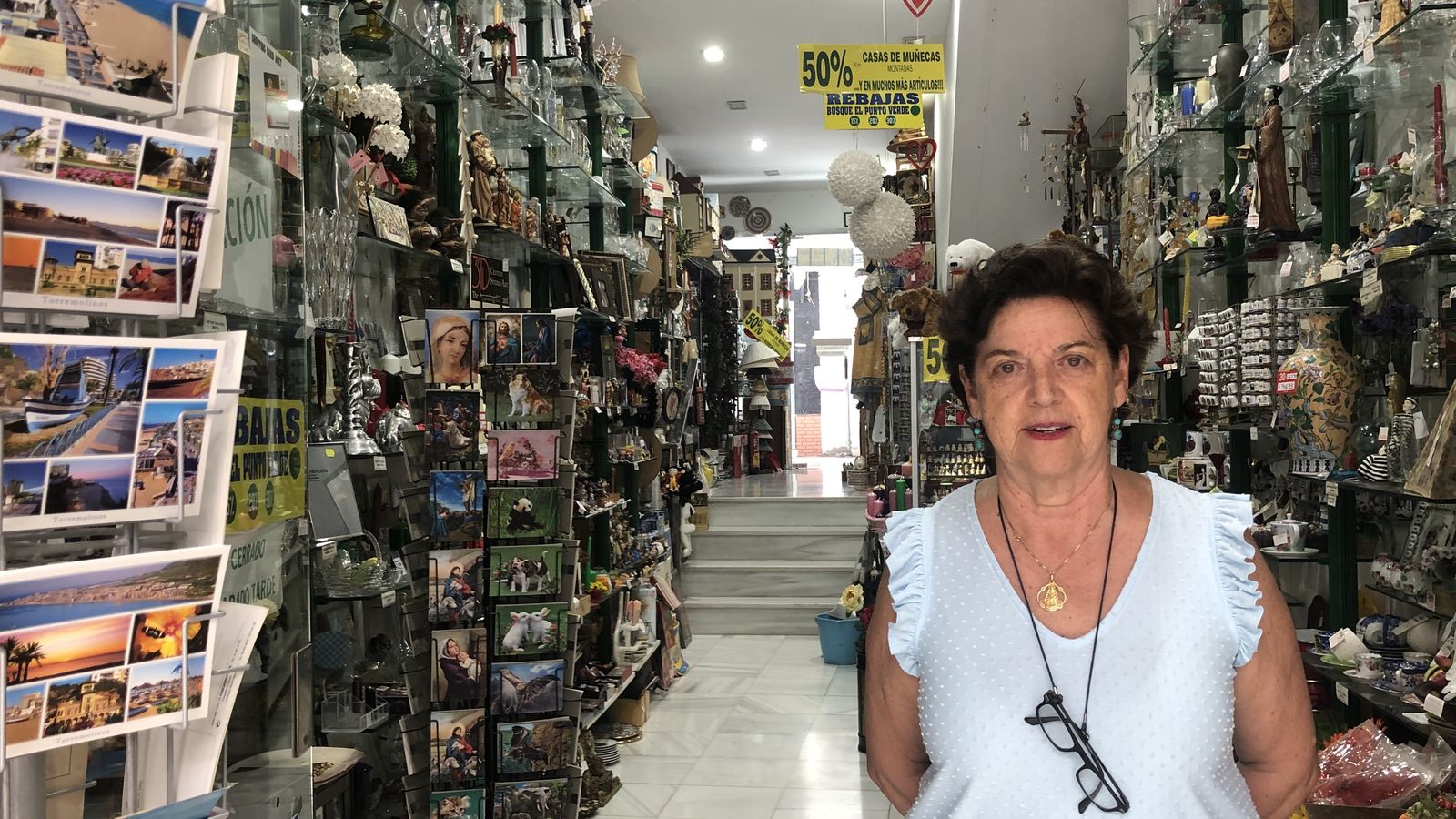 Pepa Montes, a las puertas de su tienda.