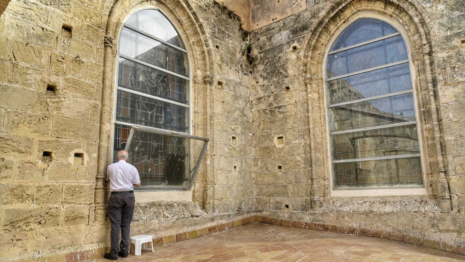 El exterior de las vidrieras con la capa de protección.