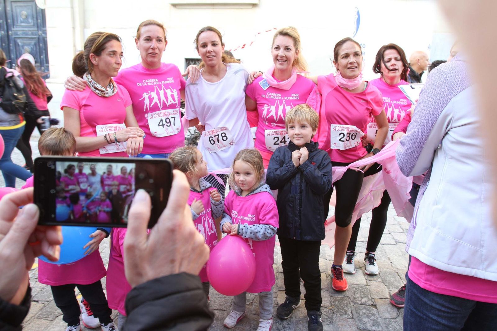 Imágenes de la Carrera contra el cáncer de mama de Huelva.