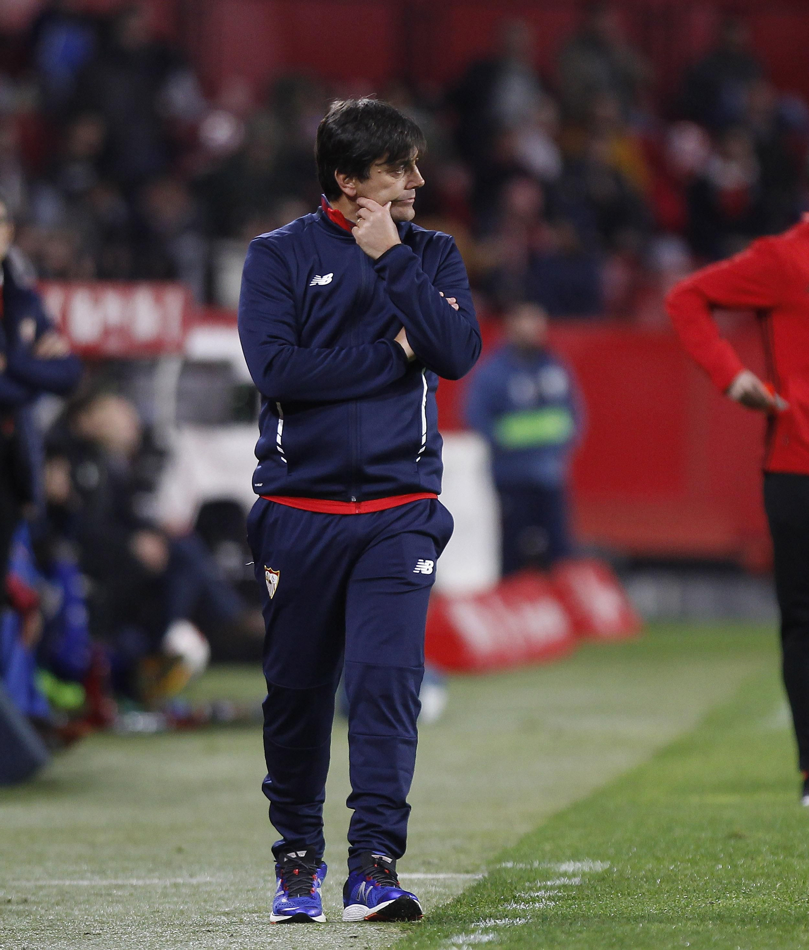 Vincenzo Montella, técnico del Sevilla, observa la evolución del partido.